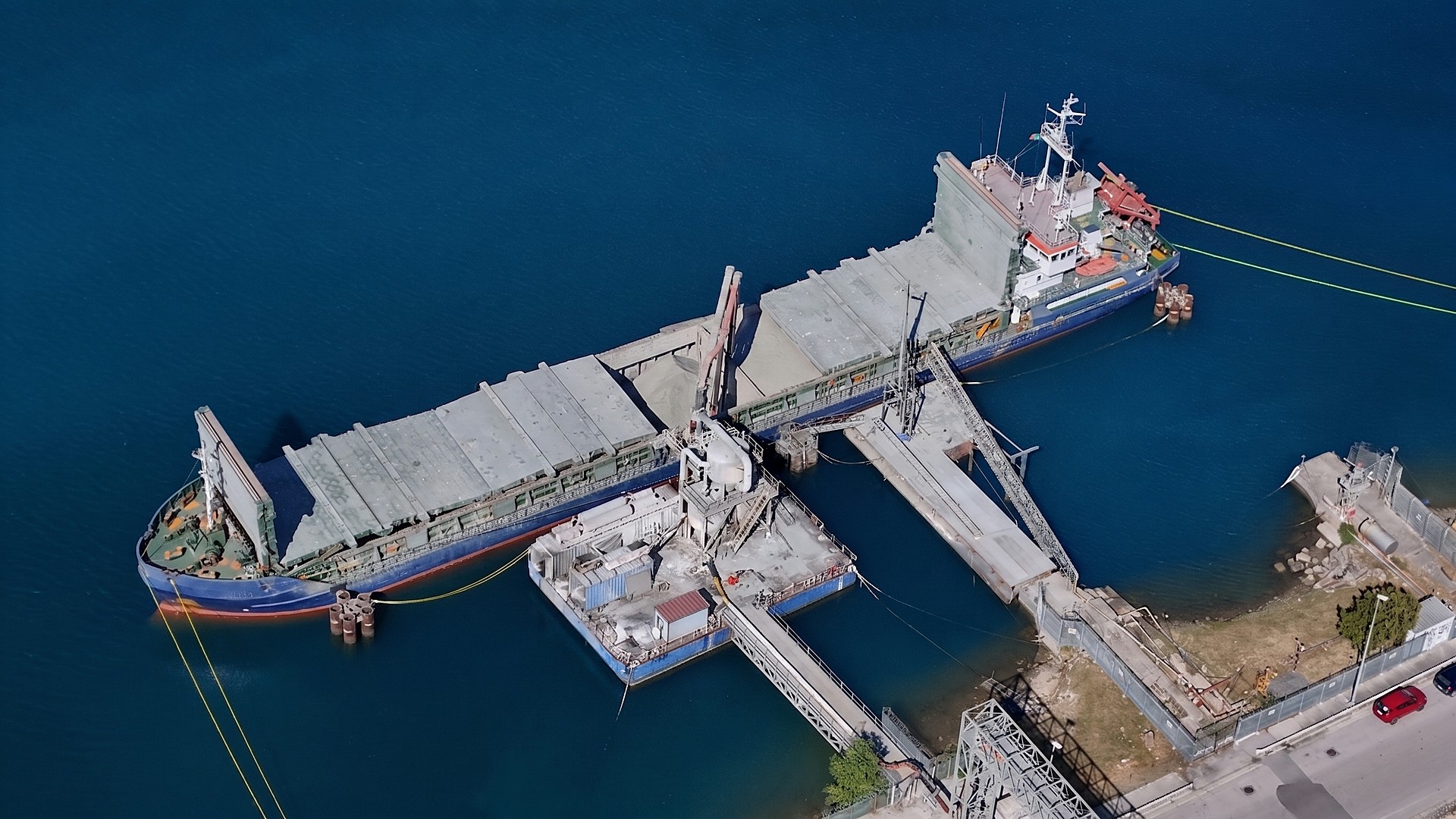 Bulk carrier loading silica at an ADInvestment jetty terminal